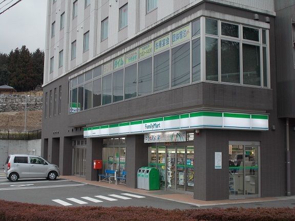 近くのファミリーマート高千穂武道館前まで2,000m（徒歩25分）