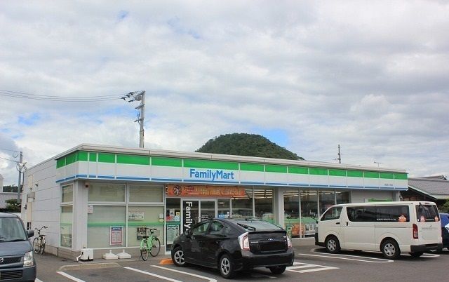 近くのファミリーマート高松西春日店まで550m（徒歩7分）