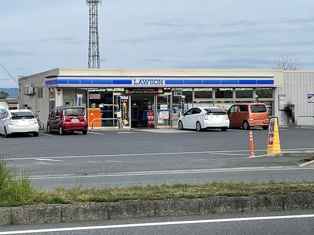 近くのローソン南高江五丁目店まで100m(徒歩2分)