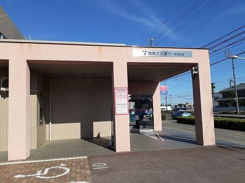 近くの銀行まで800m（徒歩10分）