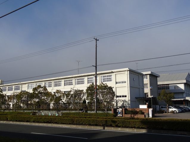 近くの城東中学校まで950m(徒歩12分)