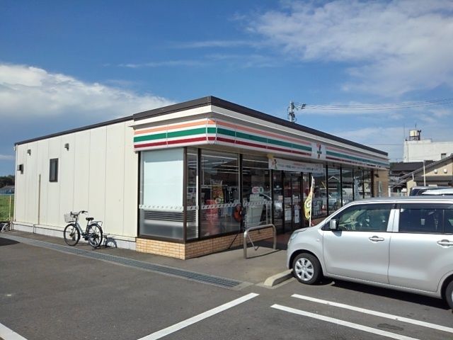 近くの７－１１丸亀飯山町下法軍寺店まで500m（徒歩7分）