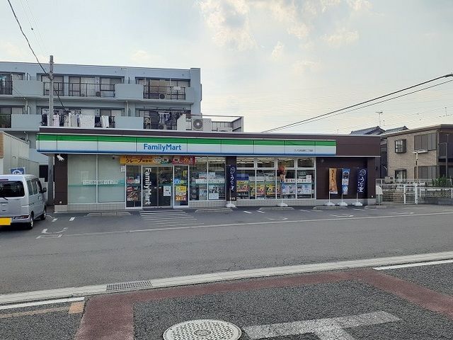 近くのファミマさいたま日進町2丁目店まで290m(徒歩4分)