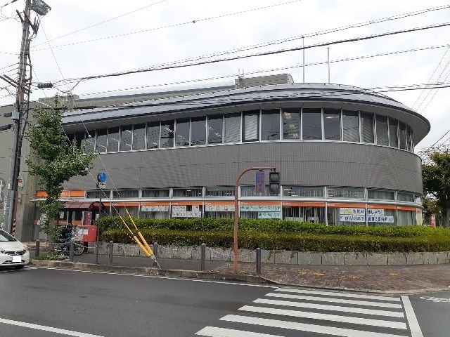 近くの八日市郵便局様まで2,400m（徒歩30分）