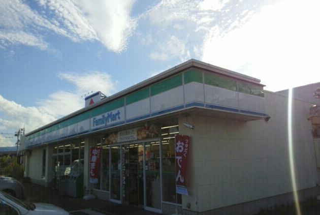 近くのファミリーマート 長坂駅前店まで1,000m(徒歩13分)