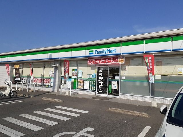 近くのファミリーマートさんまで130m（徒歩2分）