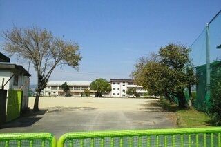 近くの小倉小学校様まで1,080m（徒歩14分）
