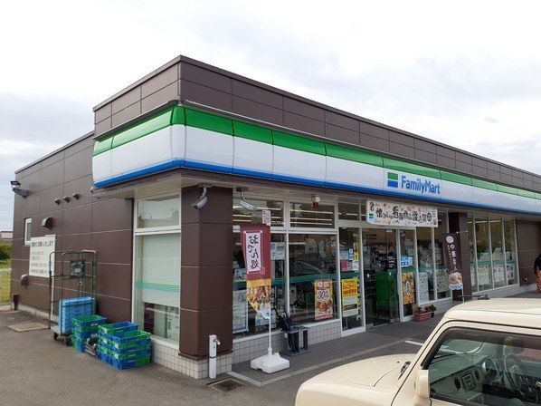 近くのファミリーマート滑川柳原店まで650m(徒歩9分)