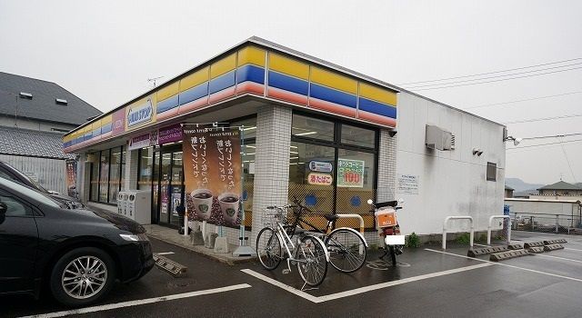 近くのコンビニまで700m（徒歩9分）