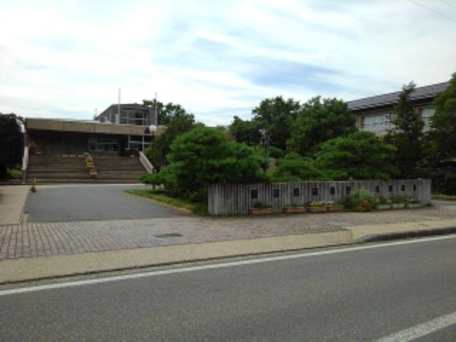 近くの小布施町立栗ガ丘小学校まで500m(徒歩7分)