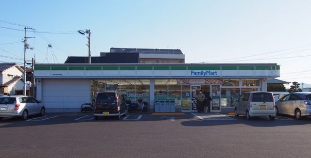 近くのファミリーマート前田東店さんまで850m（徒歩11分）