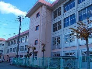 近くの花田小学校まで520m（徒歩7分）