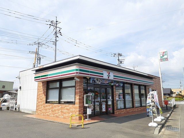 近くのコンビニまで300m（徒歩4分）