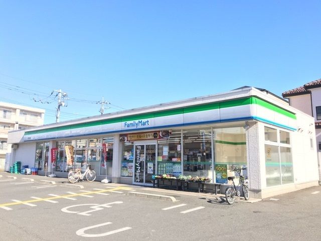 近くのファミリーマートまで250m（徒歩4分）