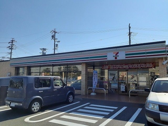 近くのセブンイレブン武豊前田店まで452m（徒歩6分）