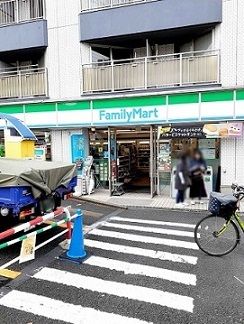 近くのファミリーマート牛込柳町駅前店まで480m(徒歩6分)