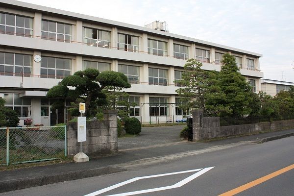 近くの掛川市立曽我小学校まで1,300m（徒歩17分）