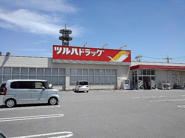 近くのツルハドラッグ甲府朝気店まで750m（徒歩10分）