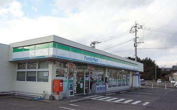 近くのファミリーマートまで300m（徒歩4分）