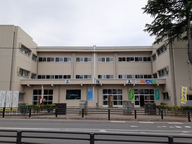 近くの酒田市立松陵小学校まで1,400m（徒歩18分）