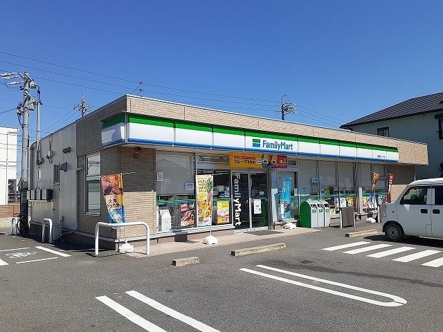 近くのファミリーマート武豊梨子ノ木店まで260m(徒歩4分)