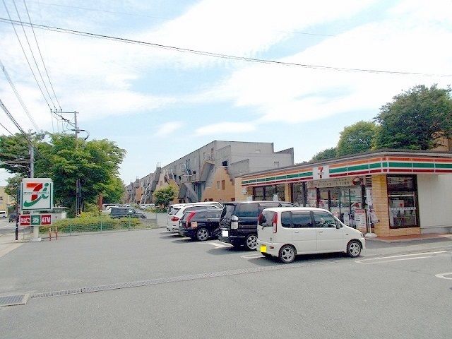 近くのセブンイレブン新地団地店まで320m（徒歩4分）