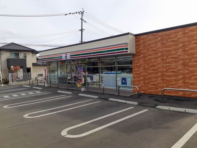 近くのコンビニまで550m（徒歩7分）