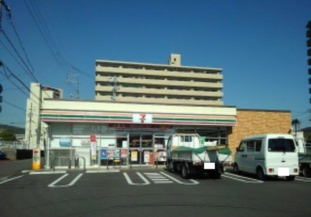 近くのセブンイレブン周南松保町店まで350m（徒歩5分）