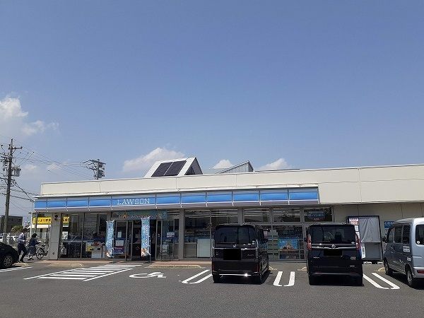 近くのローソン鈴鹿三日市町店まで557m（徒歩7分）