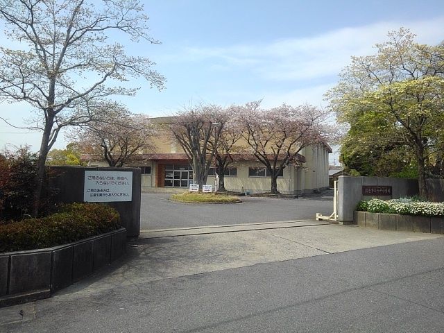近くの神戸小学校まで2,017m（徒歩26分）