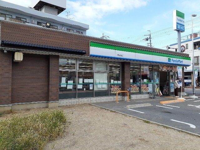 近くのファミリーマート様まで300m（徒歩4分）