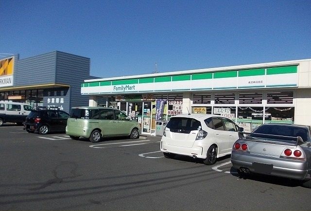 近くのファミリーマート沼田店まで350m(徒歩5分)