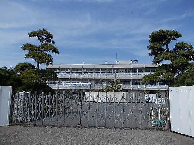 近くの岩室中学校まで2,200m（徒歩28分）