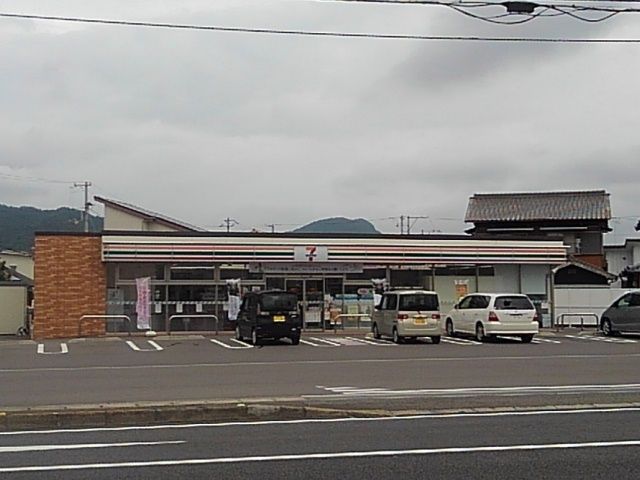 近くのセブンイレブン三豊市役所前店まで800m（徒歩10分）