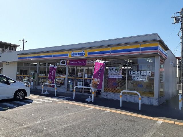近くのミニストップ平松本町店まで210m(徒歩3分)