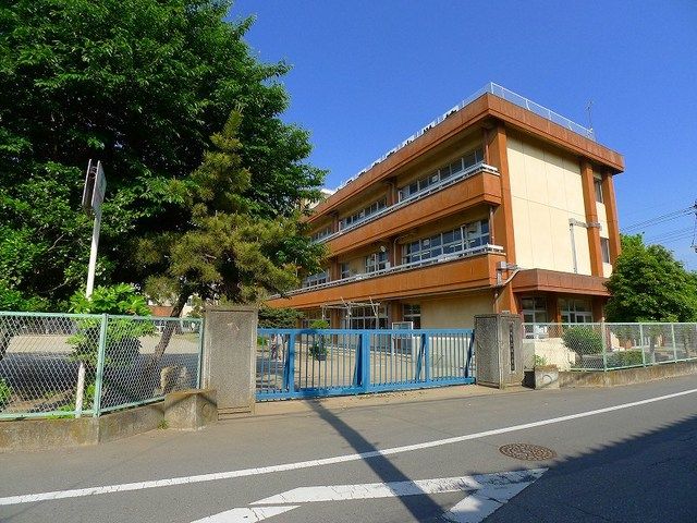 近くの小学校まで450m（徒歩6分）