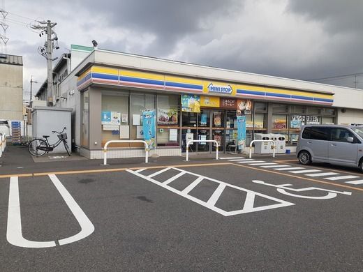近くのミニストップ西川手店まで400m（徒歩5分）