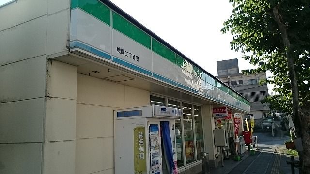 近くのファミリーマート 城間二丁目店まで600m（徒歩8分）