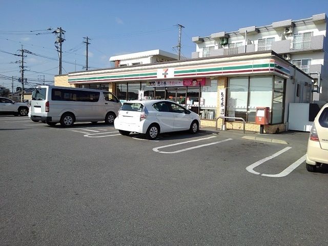 近くのセブンイレブン久留米矢取西店まで340m（徒歩5分）