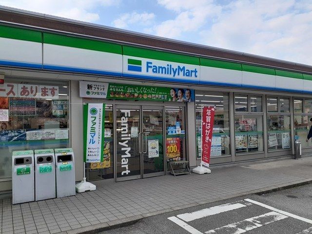 近くのファミリーマート入善高校前店まで400m（徒歩5分）