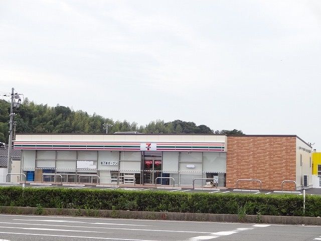 近くのセブンイレブン防府西浦店まで80m（徒歩1分）