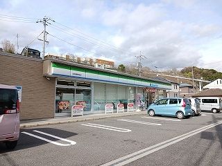 近くのファミリーマート安芸瀬野駅前店まで700m(徒歩9分)