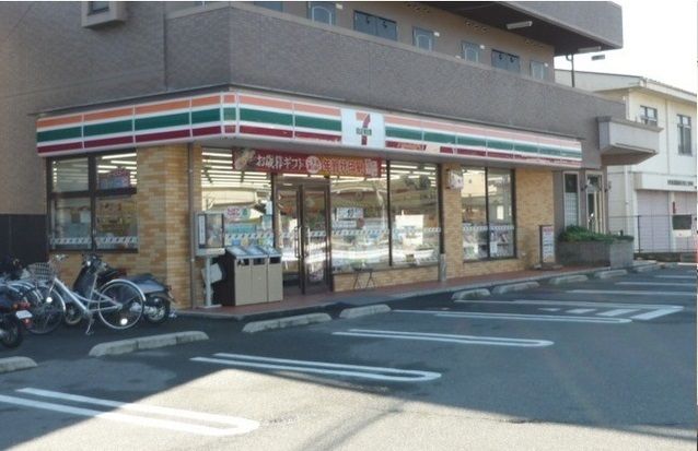 近くのセブンイレブンまで450m（徒歩6分）
