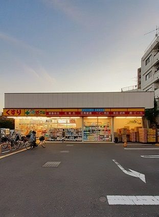 近くのどらっぐぱぱす王子本町店まで123m（徒歩2分）