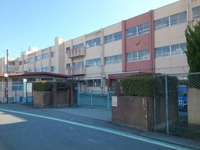 近くの市立寺尾小学校まで850m（徒歩11分）