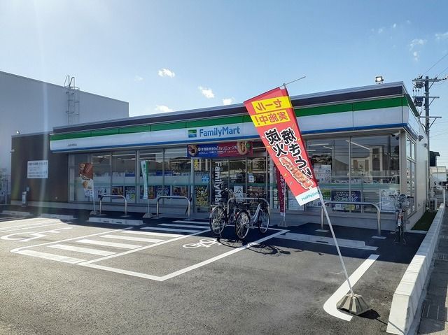 近くのコンビニまで700m（徒歩9分）