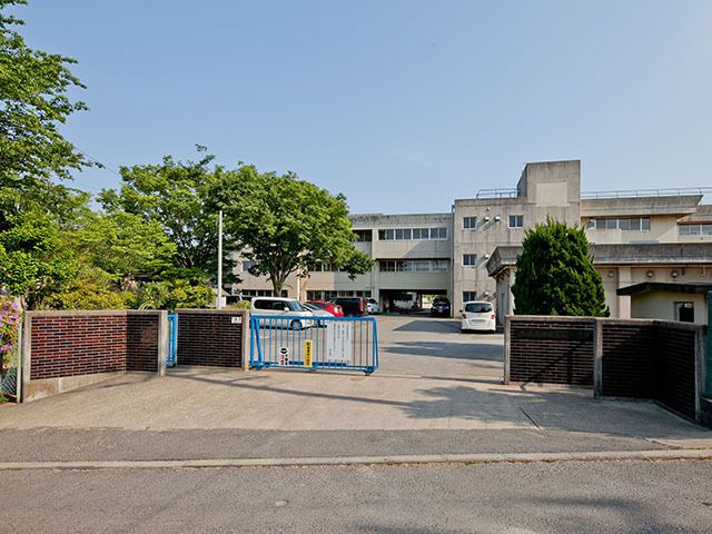 近くの貝の花小学校まで100m（徒歩2分）