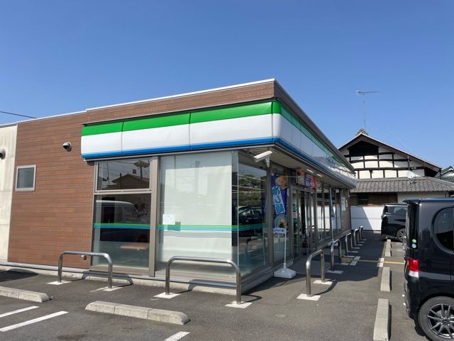 近くのファミリーマートまで600m（徒歩8分）