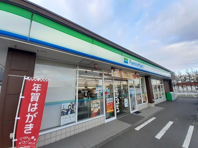 近くのファミリーマート利府街道店まで270m（徒歩4分）