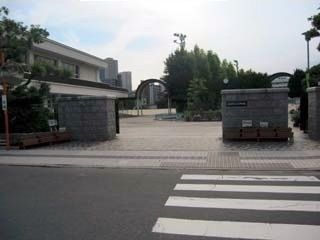 近くの二葉中学校まで900m(徒歩12分)